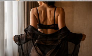 Donna elegante con scarpe con tacco in una suite d'hotel a Torino